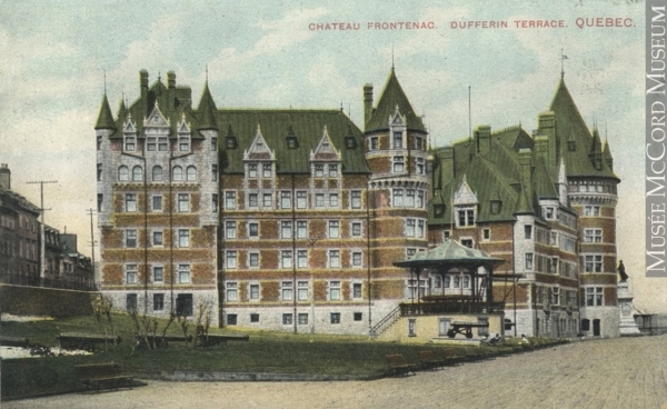 Le Château, entre 1899 et 1908 (Le Château Frontenac et la Terrasse Dufferin, Québec, QC, vers 1910, anonyme, 1905-1914, MP-0000.1157.4, Musée McCord)