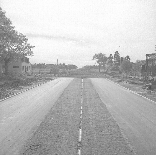 Photographie de 1943 montrant l'extrémité occidentale du tronçon de la voie Sir-Wilfrid-Laurier construit dans Sillery quelques années auparavant. (Voie Sir Wilfrid Laurier à Sillery, Herménégilde Lavoie . - 1943, Fonds ministère de la Culture et des Communications, E6,S7,SS1,P16637, BANQ)