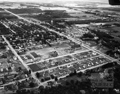 Vue aérienne du boulevard Laurier à Sillery en 1949. L'occupation des lots bordant le boulevard y est essentiellement de nature résidentielle. (Vue aérienne de Sillery, 1949, AVQ, Fonds de W.B. Edwards inc., P012-N023842)
